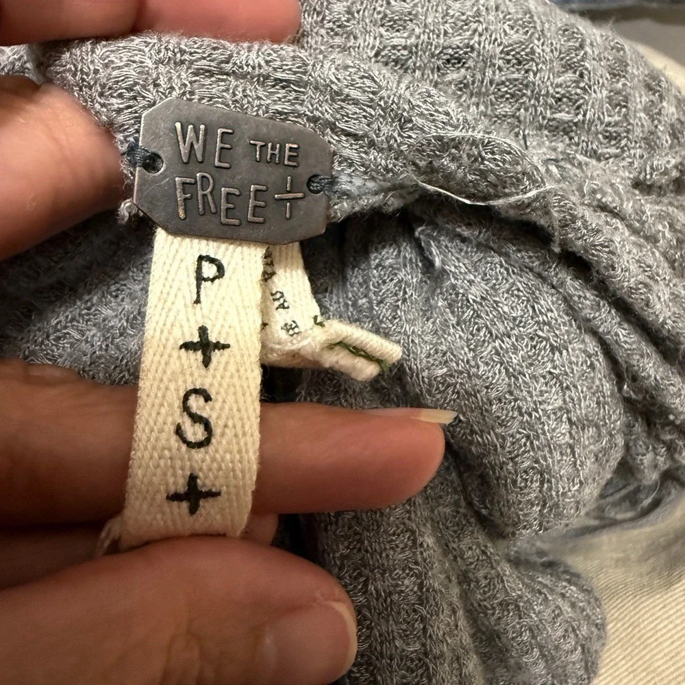 WE THE FREE Grey Thermal Waffle Knit Cozy Sweater‎ with Thumb Holes Size Small